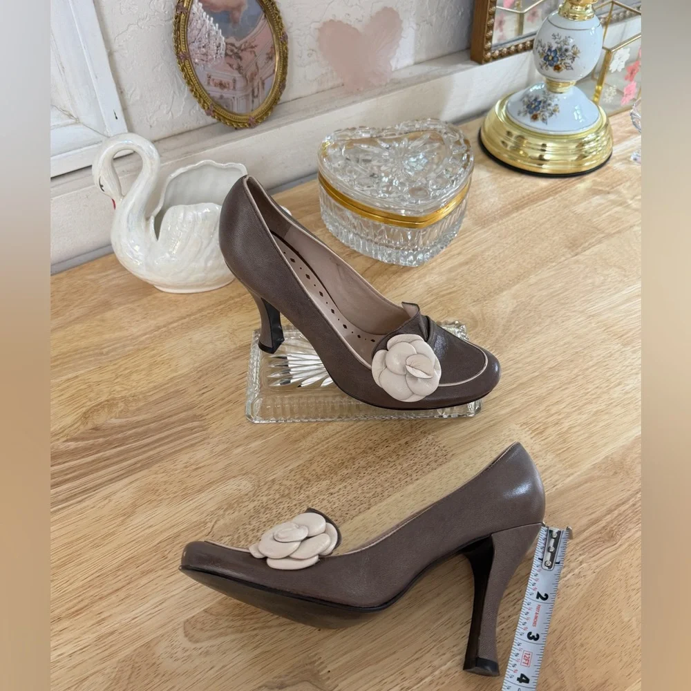 The Cutest Y2K BCBG GIRLS Brown Faux Leather Pumps Adorable Flower Detail Sz 6